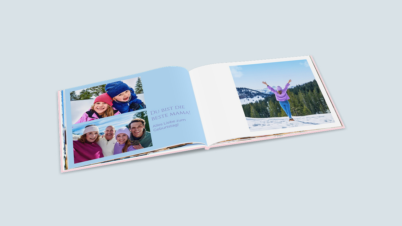 Fotobuch zum Geburtstag mit Familienfotos. Die linke Fotobuchseite ist mit Fotos von den Kindern und den Eltern gestaltet und hat einen blauen Hintergrund und Schrift neben den Fotos. Auf der rechten Seite ist ein Portraitfoto auf weißem Hintergrund.