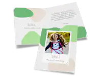 Dankeskarte zur Einschulung mit buntem Design und Foto Dankeskarte zur Einschulung mit buntem Design und Foto auf der Vorderseite. Das Design besteht aus beigen und grünen unförmigen Kreisen.
