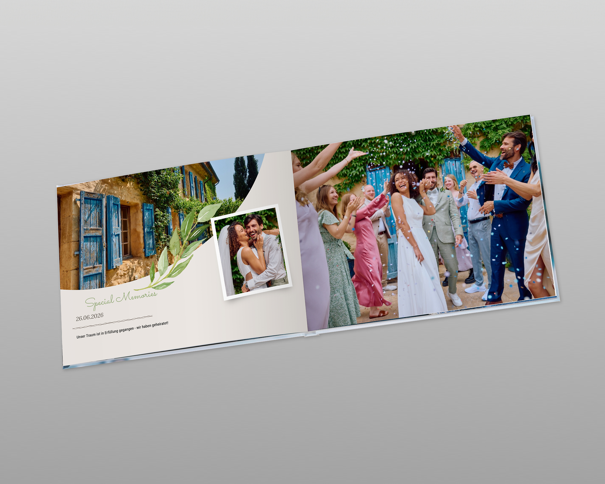 Aufgeklapptes Hochzeitsfotobuch mit einem schönen Efeu-Design.