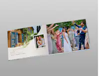Hochzeitsfotobuch mit dem Design Celebration Time Aufgeklapptes Hochzeitsfotobuch mit einem schönen Efeu-Design.