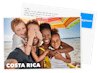 Ansichtkaart met een foto van een gezin op een strand in Costa Rica