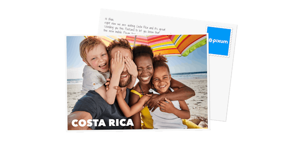 Ansichtkaart met een foto van een familie op een strand in Costa Rica