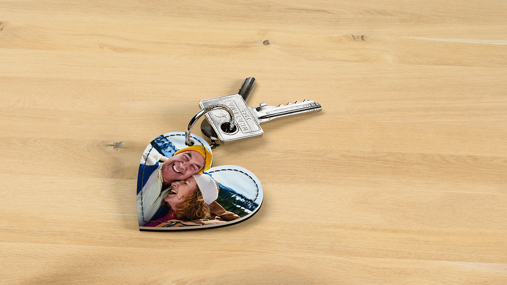 Schlüsselanhänger herzförmig mit einem Selfie von einem Ehepaar im Schnee