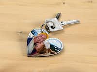 Schlüsselanhänger herzförmig mit einem Bild von einem Ehepaar im Winter Schlüsselanhänger herzförmig mit einem Selfie von einem Ehepaar im Schnee