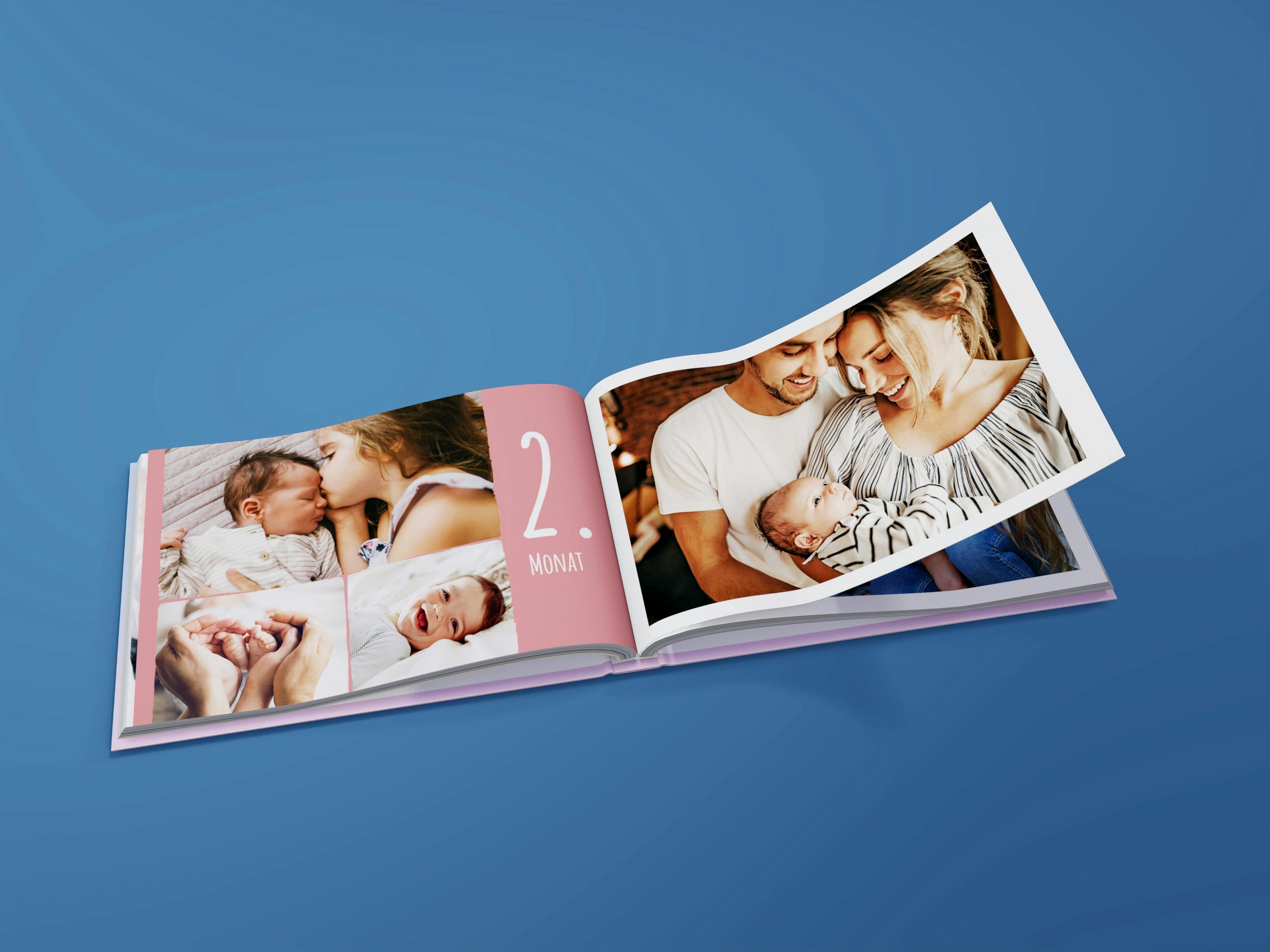 Aufgeschlagenes Fotobuch im Querformat mit Babyfotos auf dunkelblauem Hintergrund