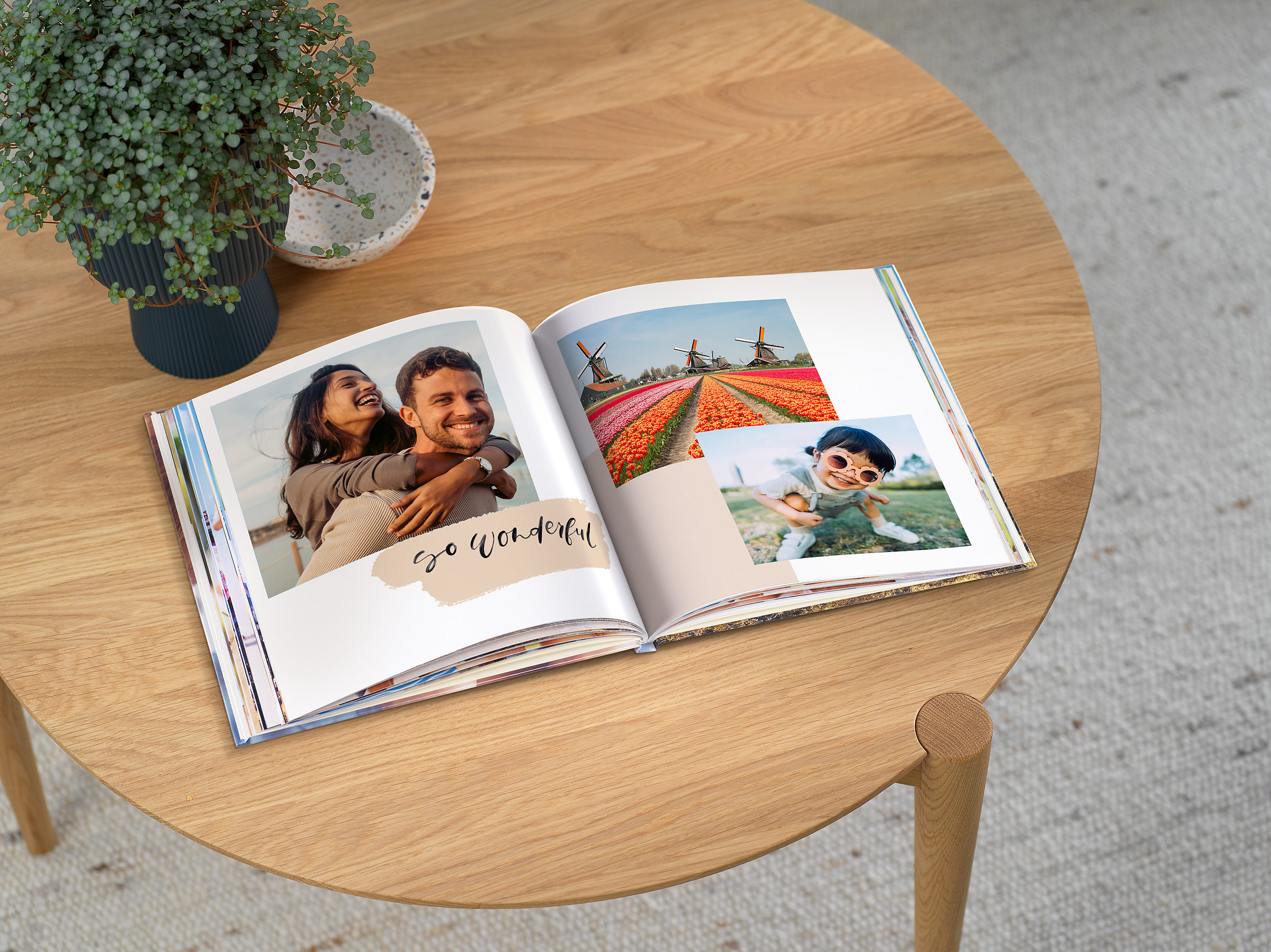 Livre photo carré avec trois photos estivales d'un enfant et d'un couple.