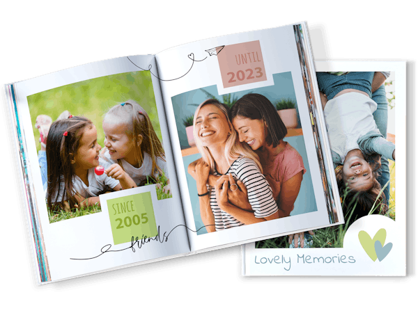 Pixum Fotobuch im Hochformat mit nachgestellten Kinderfotos