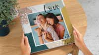 Livre photo carré Livre photo carré avec une photo de deux filles et un clipart love