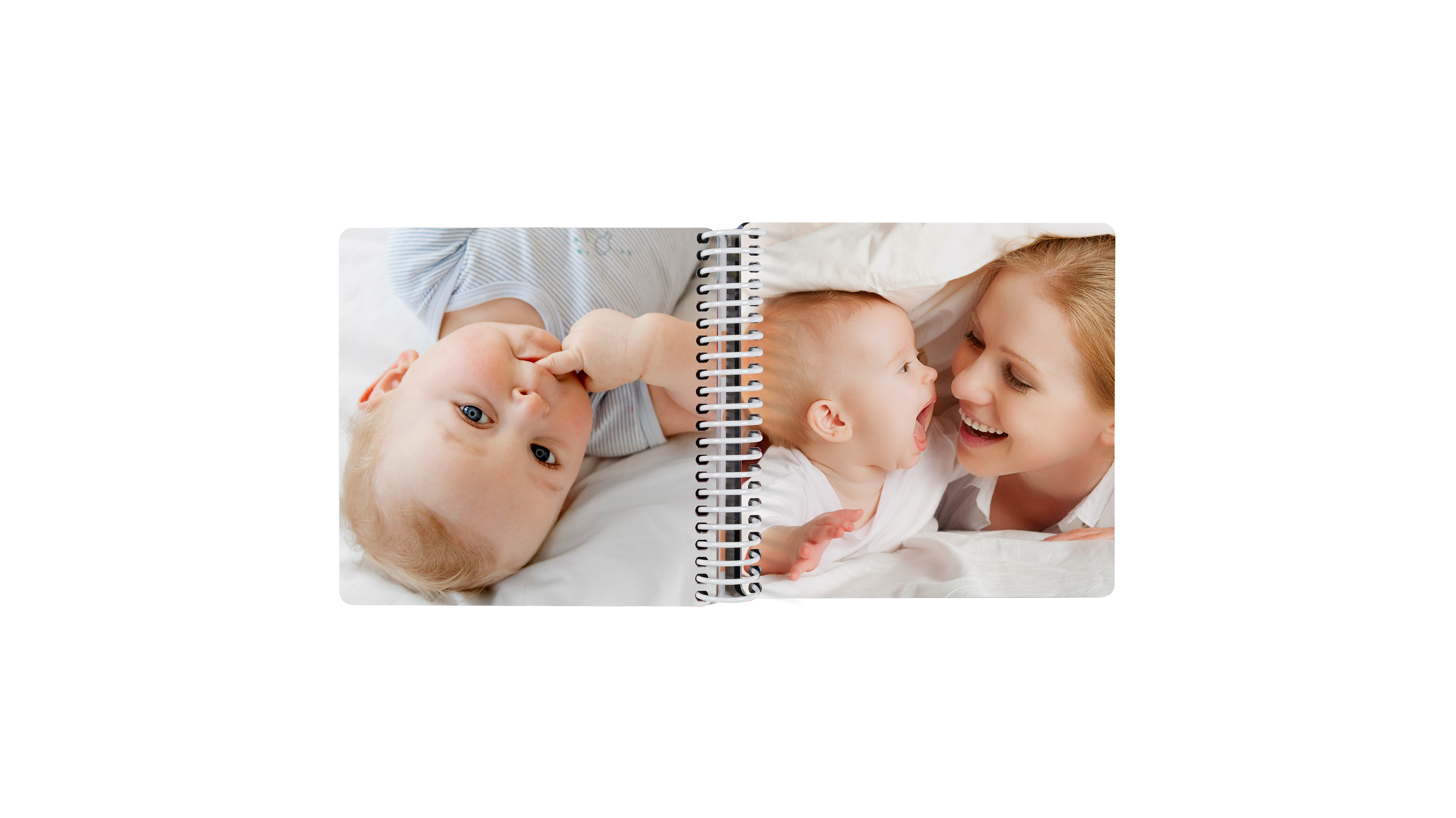 Images détourées d'un babylivre Pixum avec des photos d'une maman et son bébé