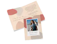 Danksagungsklappkarte zur Kommunion mit Foto und rosa Blasen Dankeskarte zur Kommunion mit rosa Elementen und dem Bild eines Mädchens auf der Vorderseite.