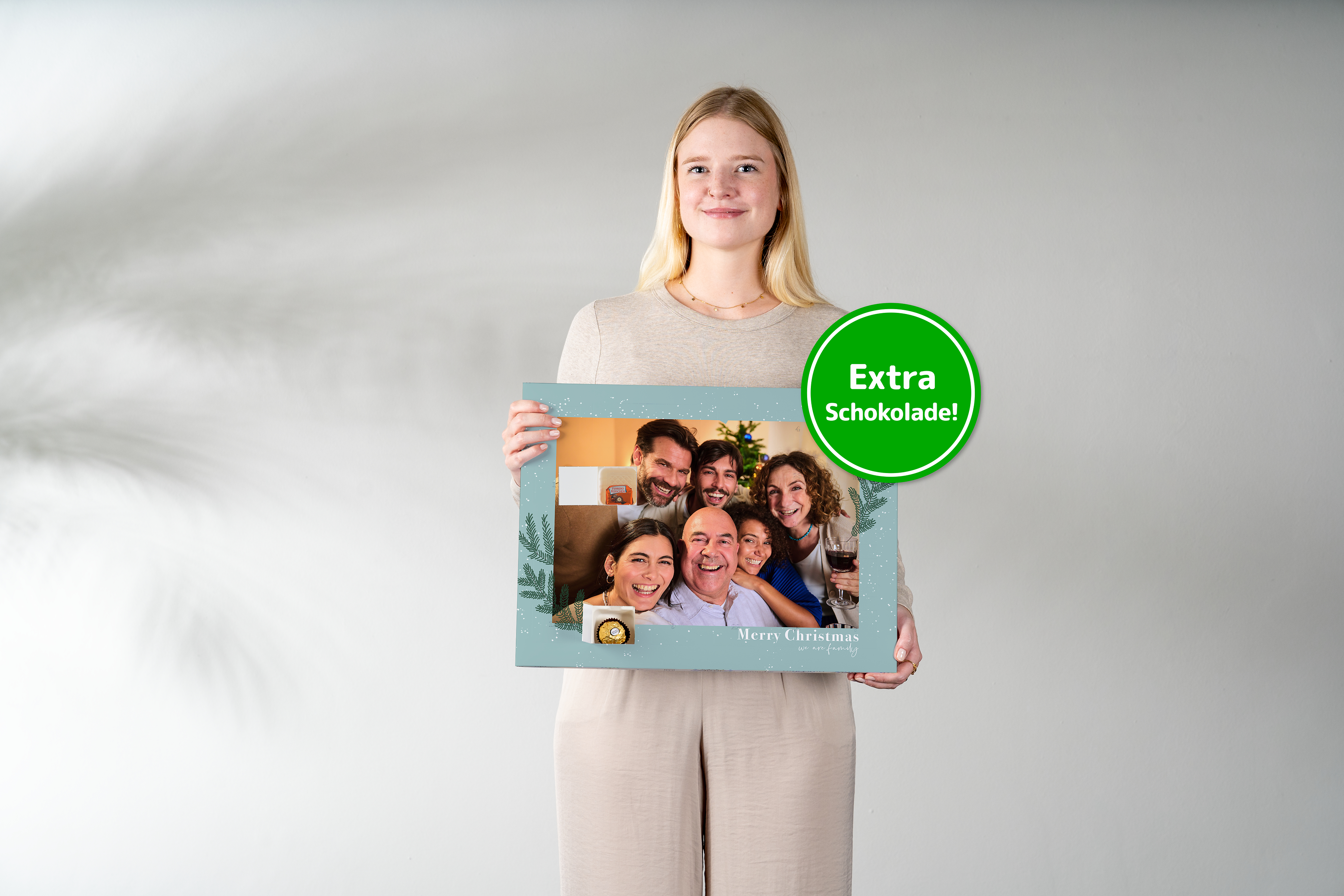 Pedir calendario de Adviento personalizado con chocolate sujetado por unas manos