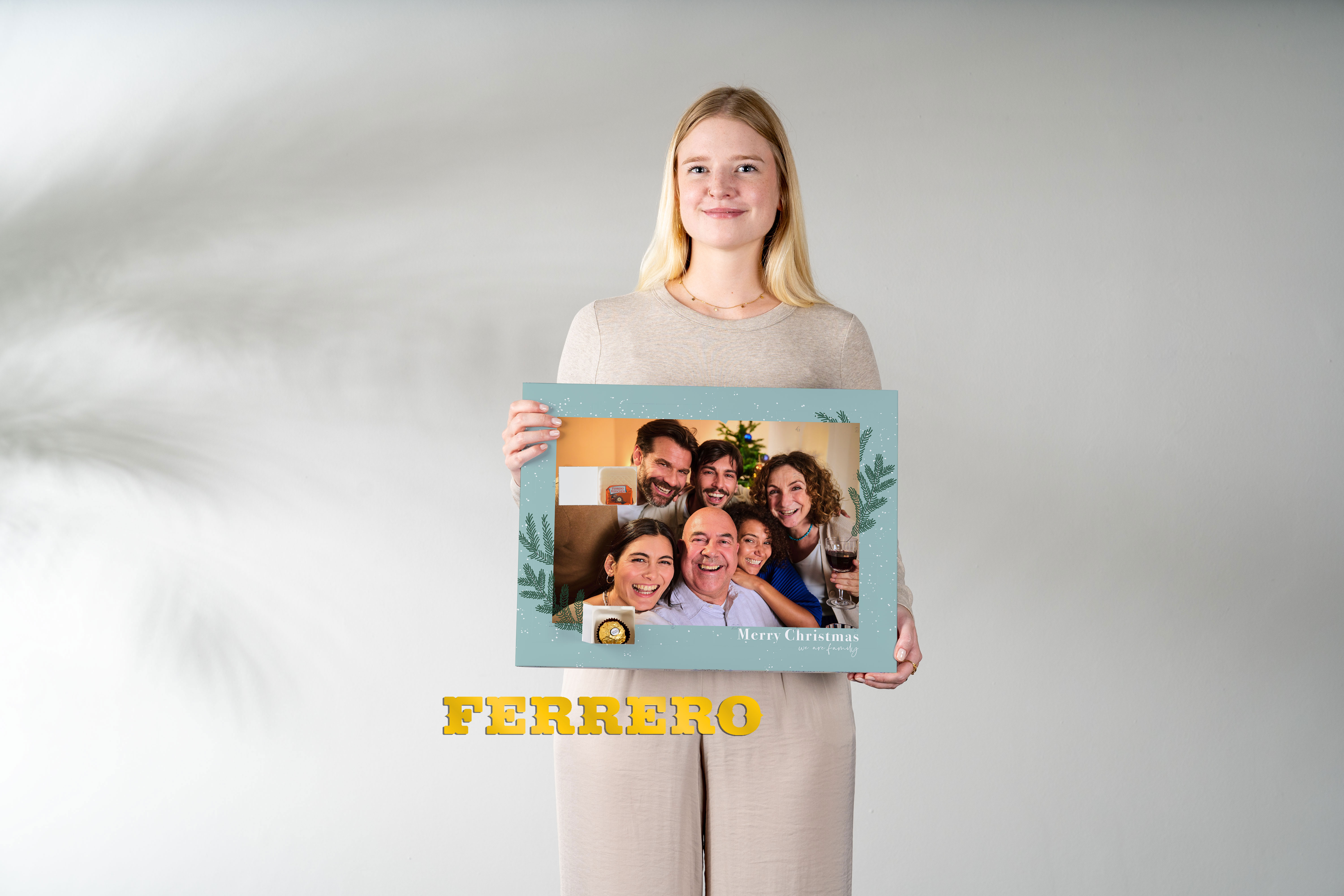 Foto-Adventskalender mit Schokolade in der Hand gehalten