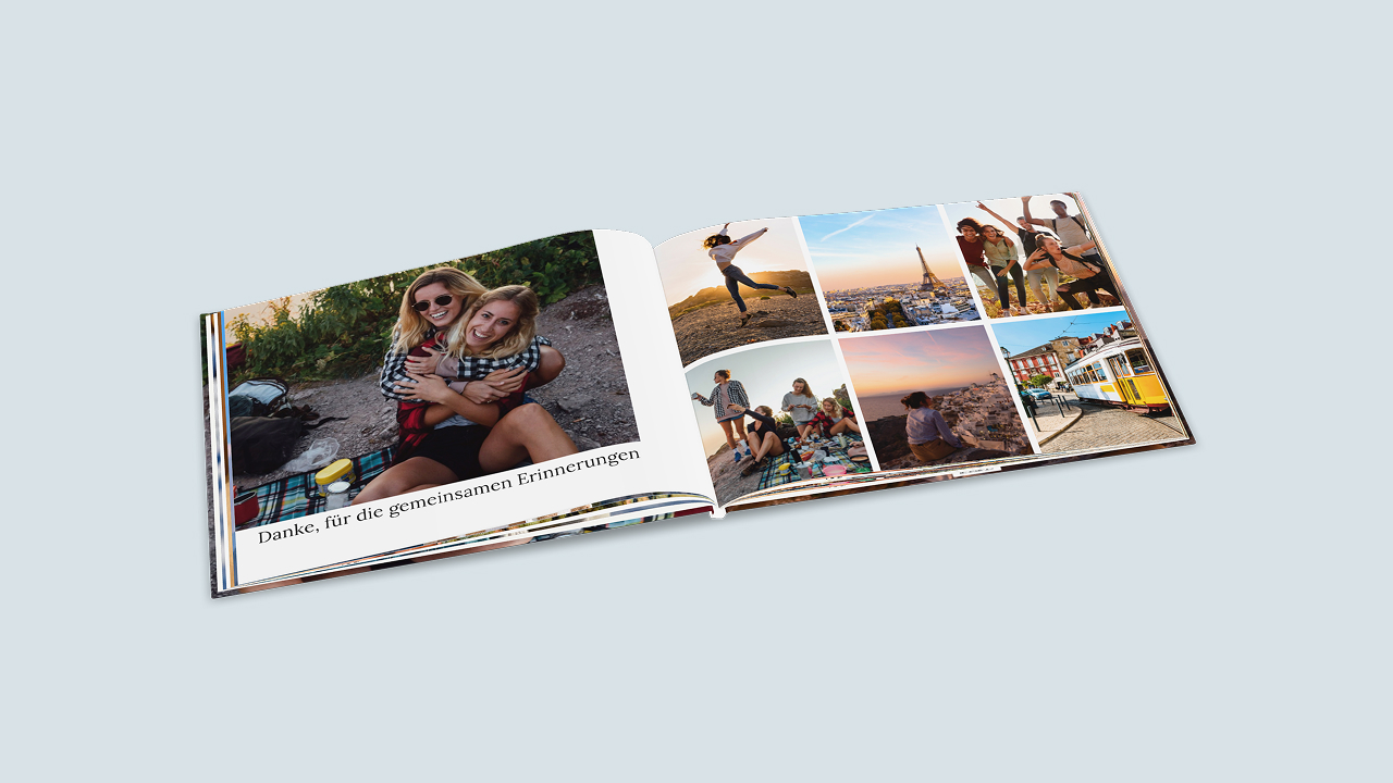 Aufgeschlagenes Fotobuch mit Fotos von Freundinnen. Auf der linken Seite ist ein Foto von zwei Freundinnen mit der Bildunterschrift "danke für die gemeinsamen Erinnerungen". Auf der rechten Seite wurde eine Collage aus 6 Fotos gestaltet.