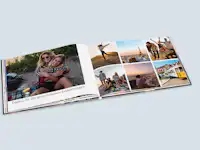 Fotobuch mit einer Collage von Bildern von Freundinnen Aufgeschlagenes Fotobuch mit Fotos von Freundinnen. Auf der linken Seite ist ein Foto von zwei Freundinnen mit der Bildunterschrift "danke für die gemeinsamen Erinnerungen". Auf der rechten Seite wurde eine Collage aus 6 Fotos gestaltet.