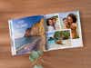 Aufgeschlagenes Pixum Fotobuch mit Urlaubsbildern