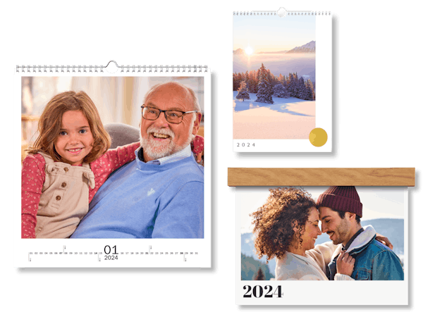 Fotokalender 2023 maken Animatie van drie wandkalenders met design, houten lijst en winterse foto's