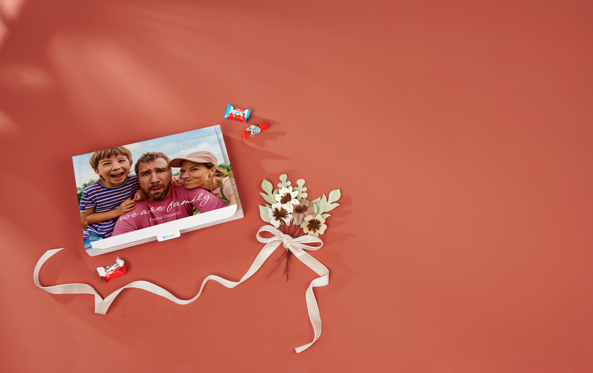 Scatola personalizzata con cioccolatini kinder e design 'We are family'