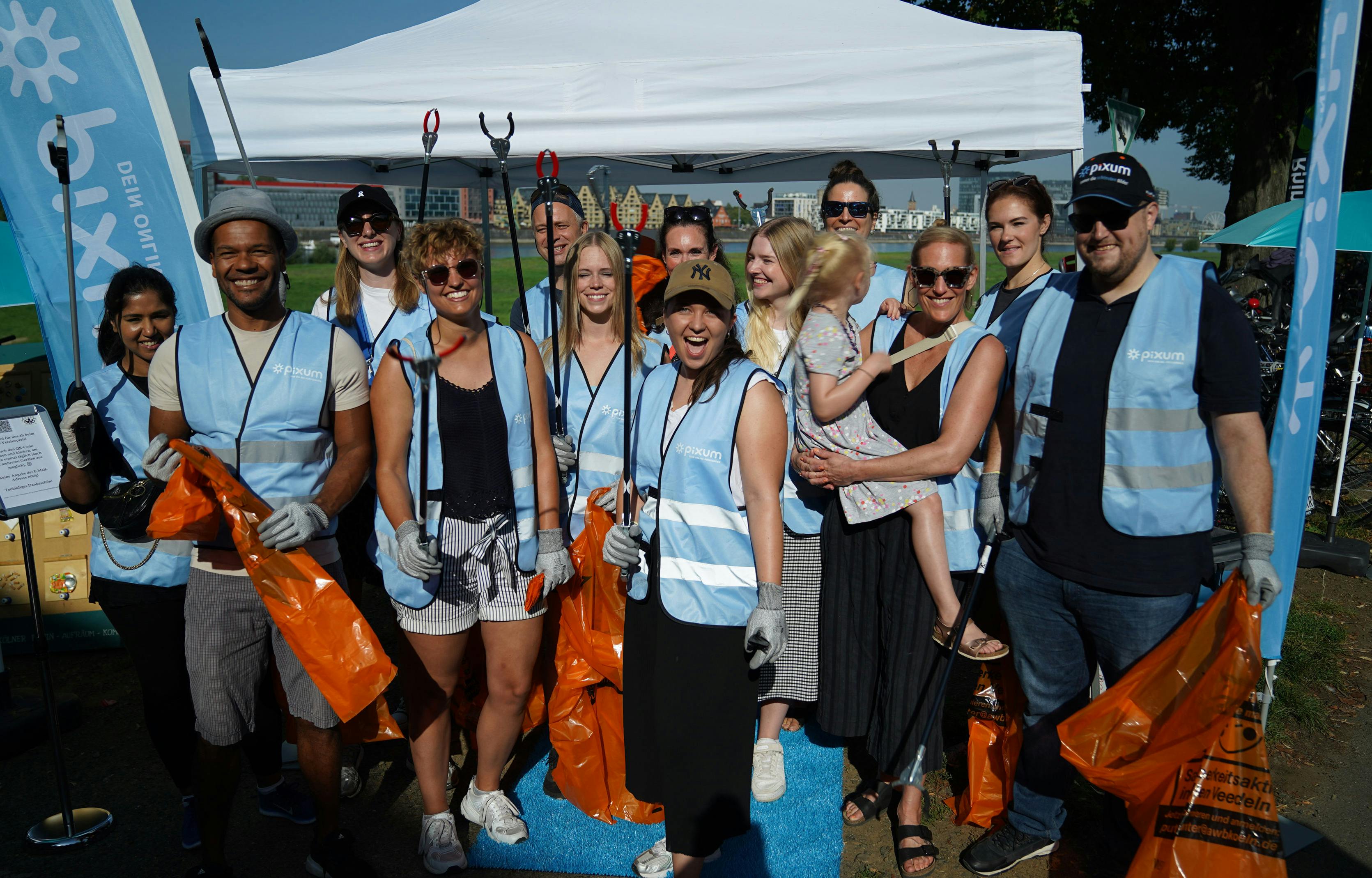 Gruppenfoto von Pixum Mitarbeitenden beim Rhine Cleanup Day