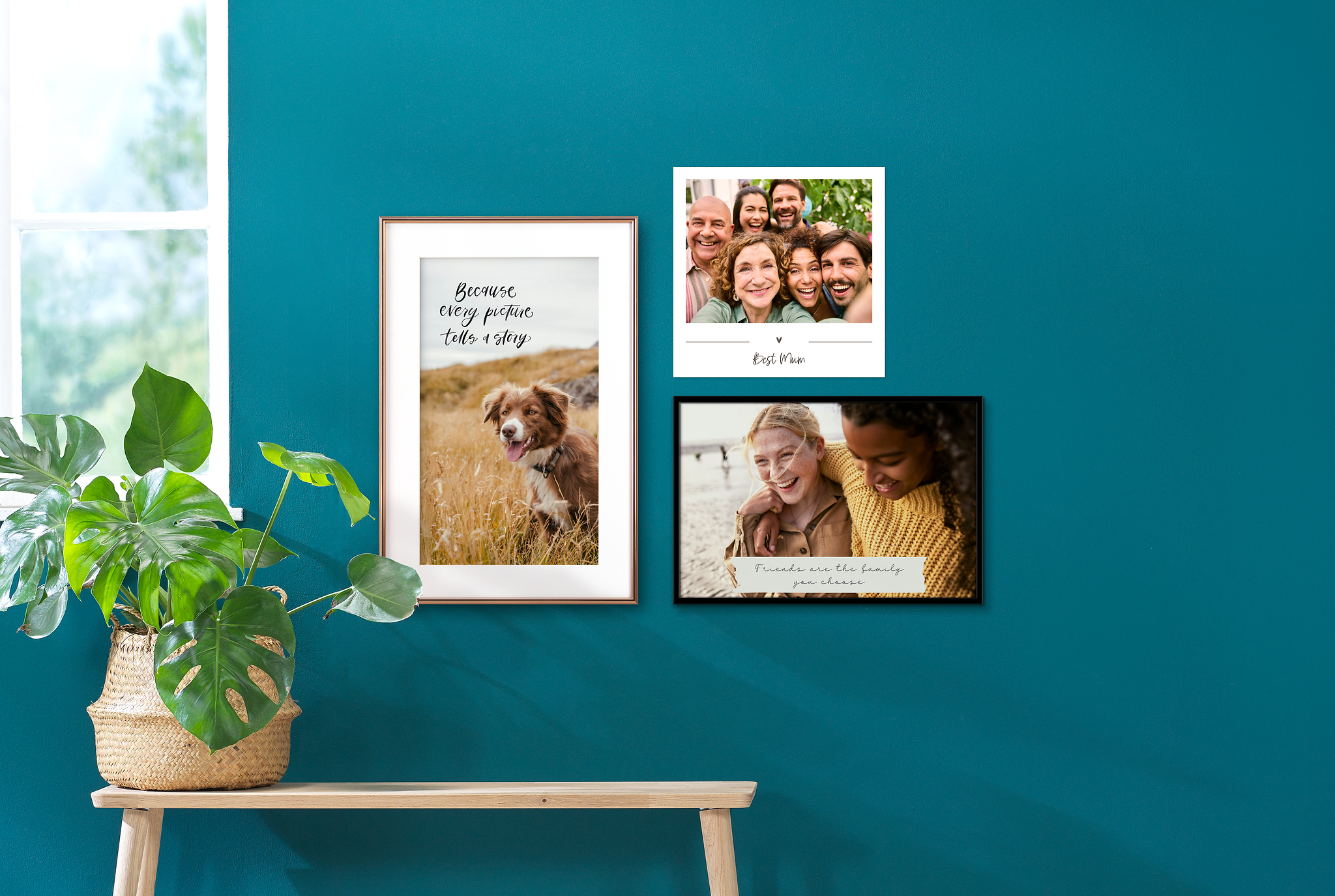 Trois posters photo, dont deux avec cadre, accrochés à un mur bleu avec un texte personnalisé