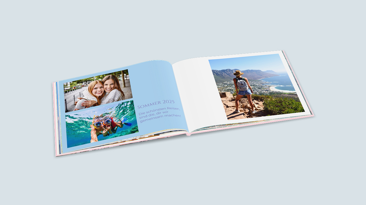 Aufgeschlagenes Fotobuch mit Fotos von zwei Freundinnen. Die Linke Seite hat einen blauen Hintergrund und einen persönlichen Text.