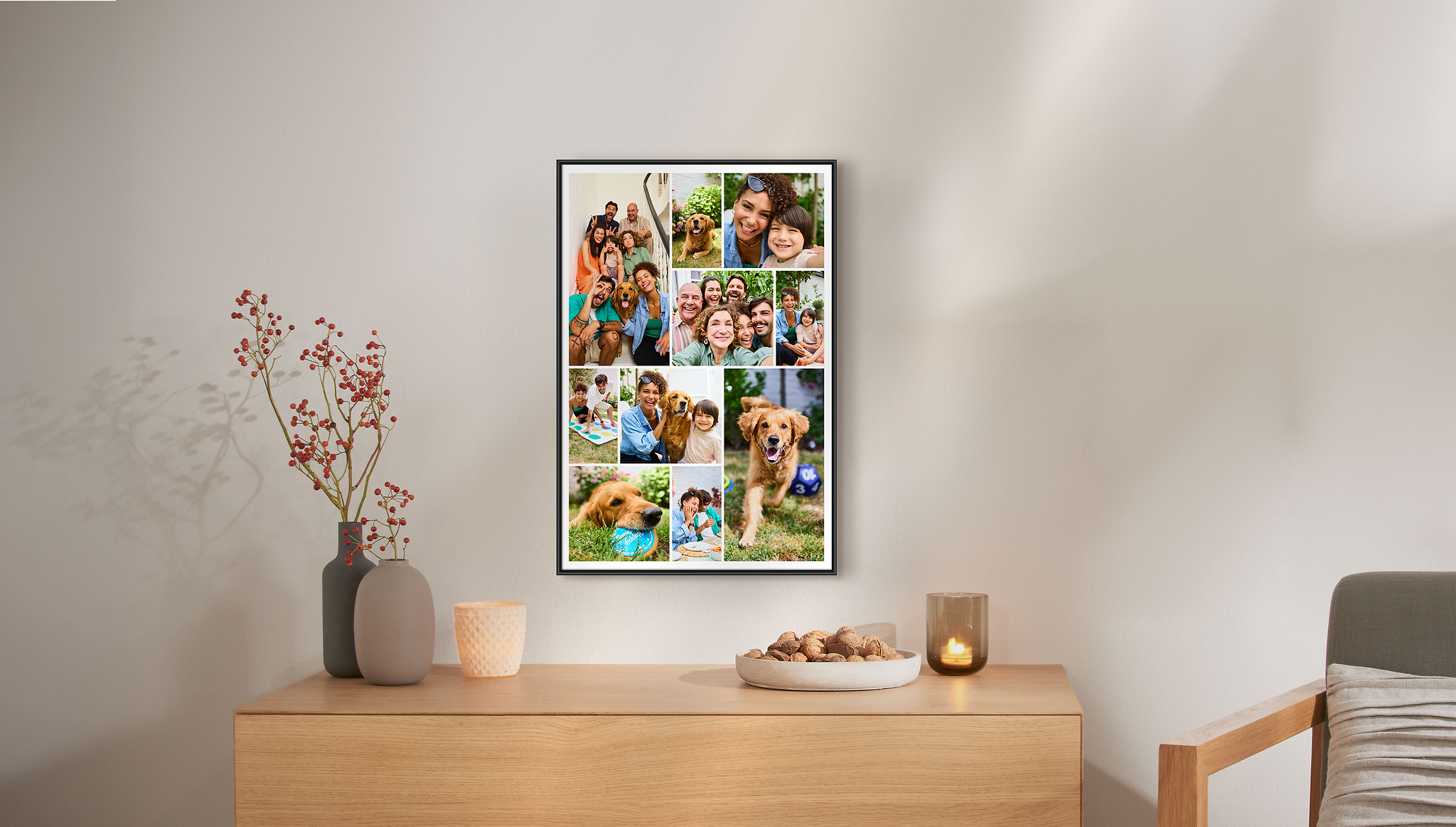 Ein Fotoposter im einem schwarzen Rahmen hängt über einer Kommode. Das Fotoposter zeigt eine Collage aus Familienbildern.