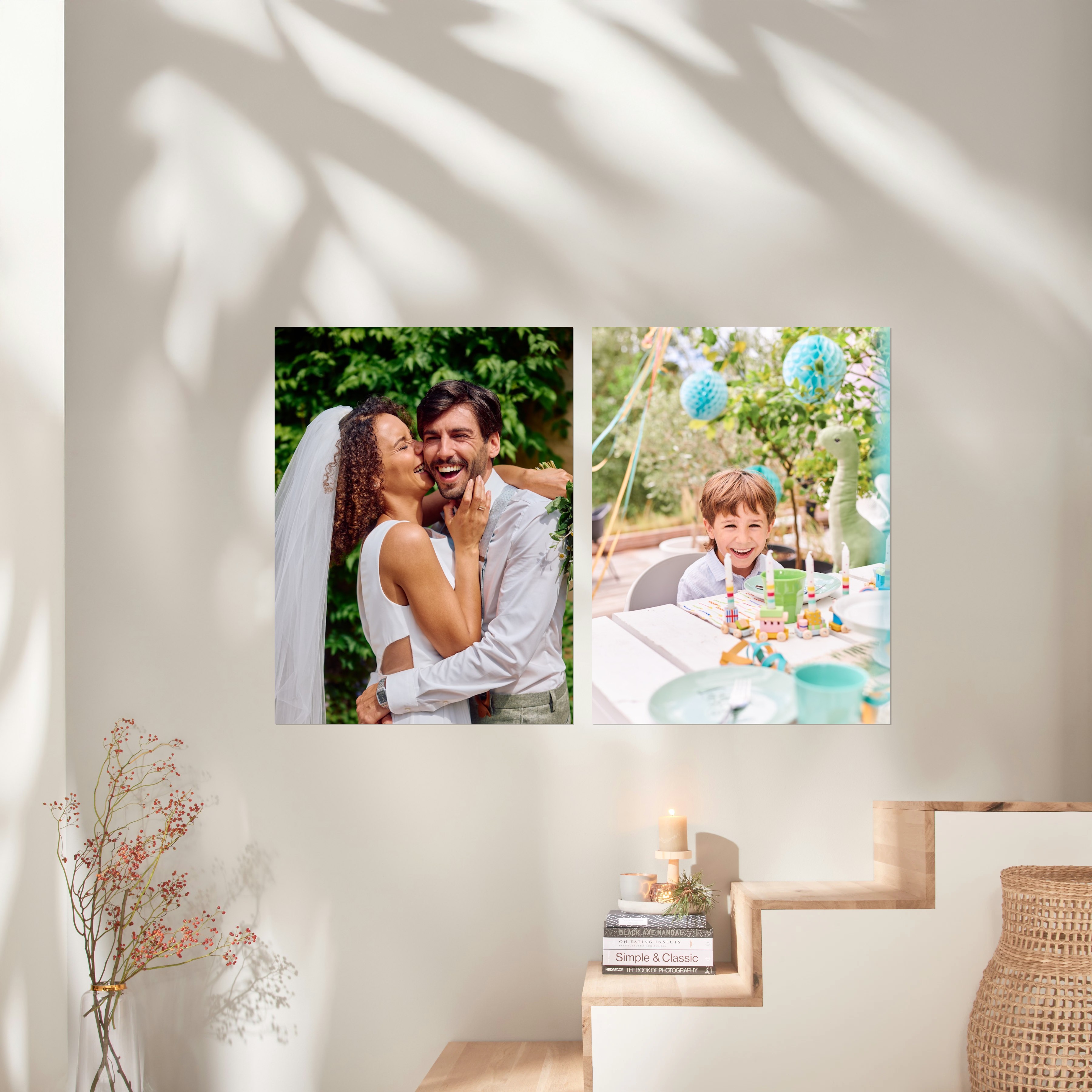 Zwei Fotoposter im Format 80x60 cm hängen über einer Treppe und zeigen Bilder einer Familie