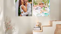 Fotoposter im Format 80x60 cm Zwei Fotoposter im Format 80x60 cm hängen über einer Treppe und zeigen Bilder einer Familie