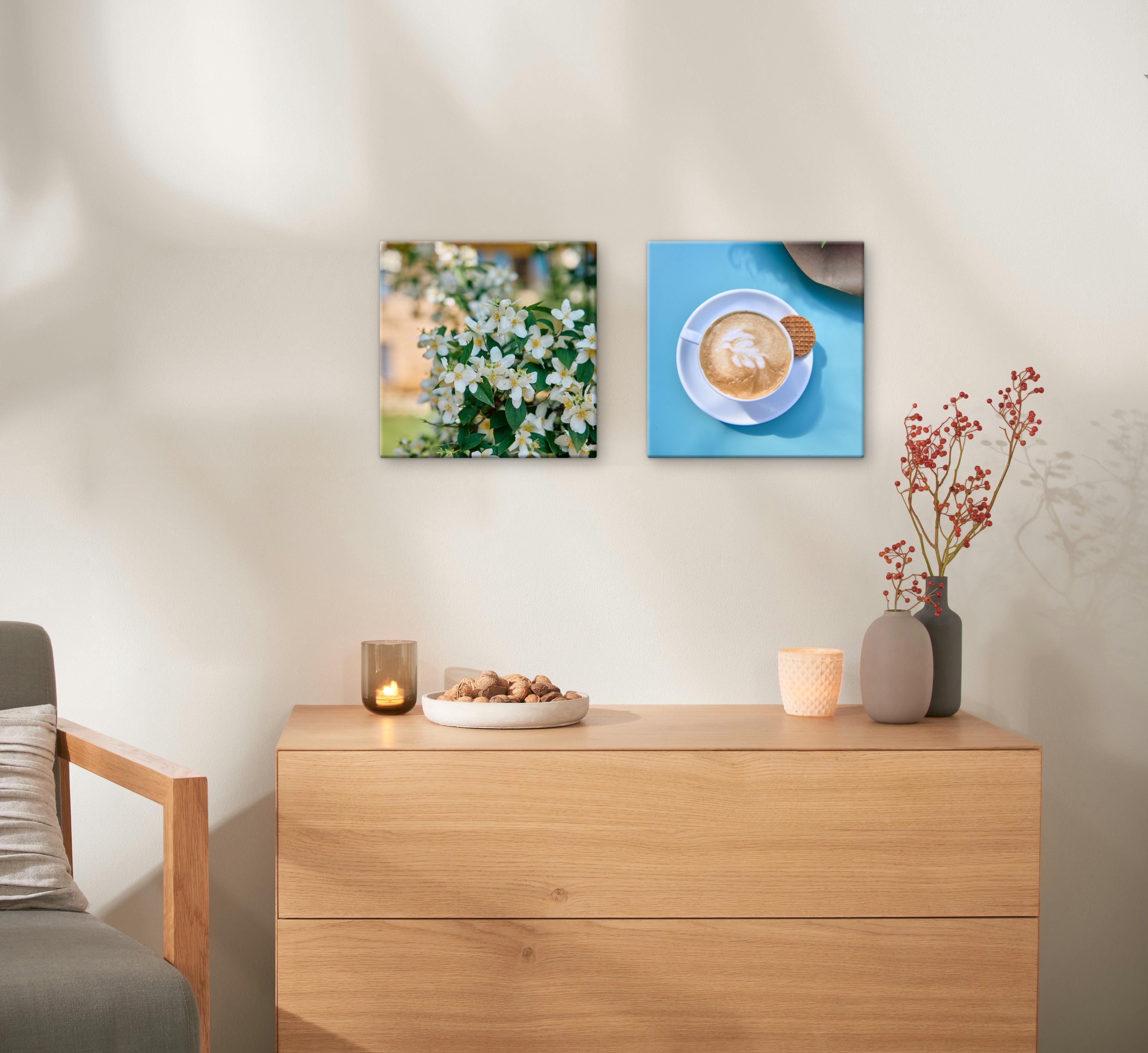 Zwei Fotoleinwände hängen an einer Wand und zeigen Close-Ups einer Kaffetasse und einer Blume.