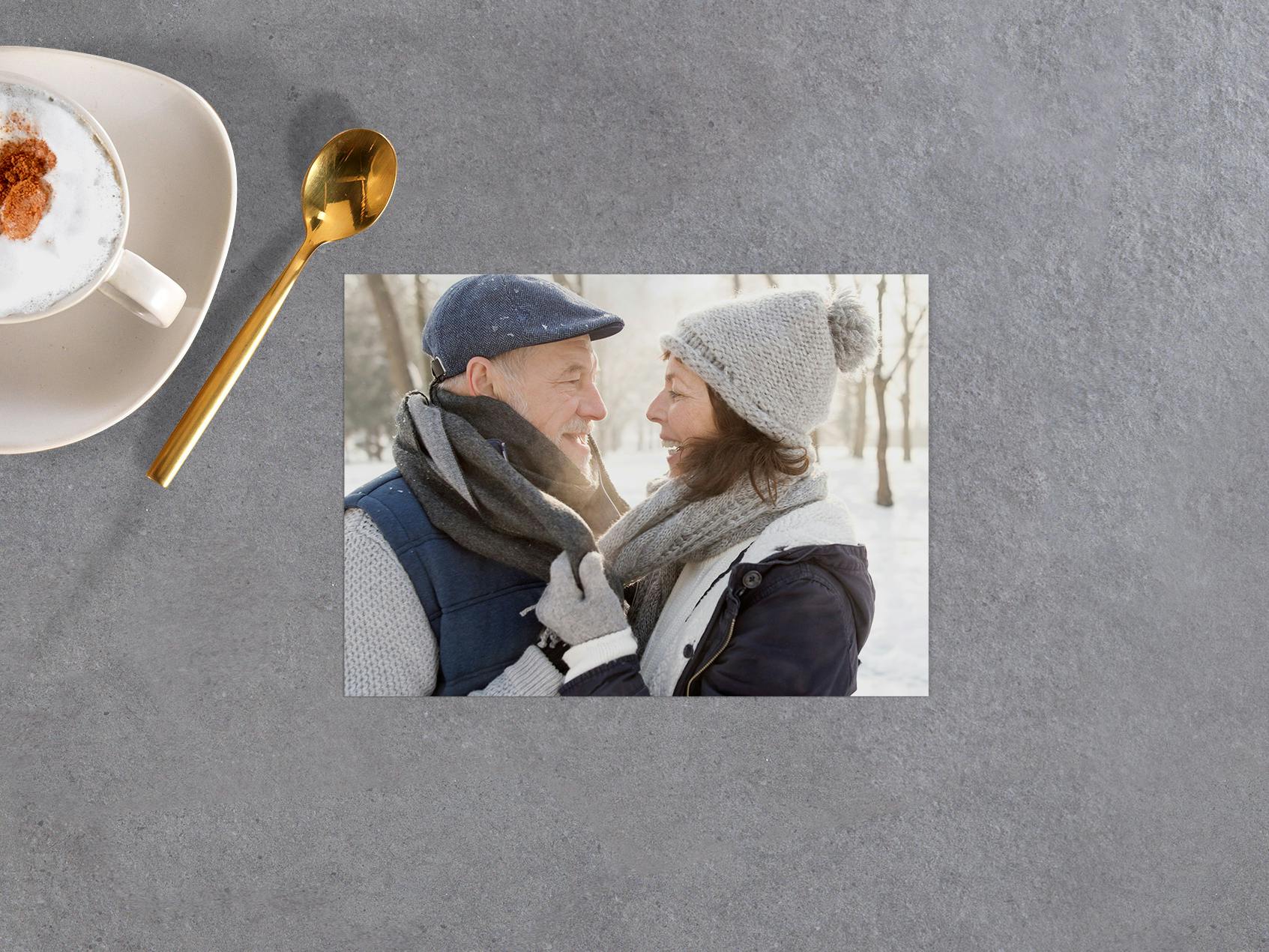 Foto revelada en papel premium de 13 cm con imagen de una pareja en invierno