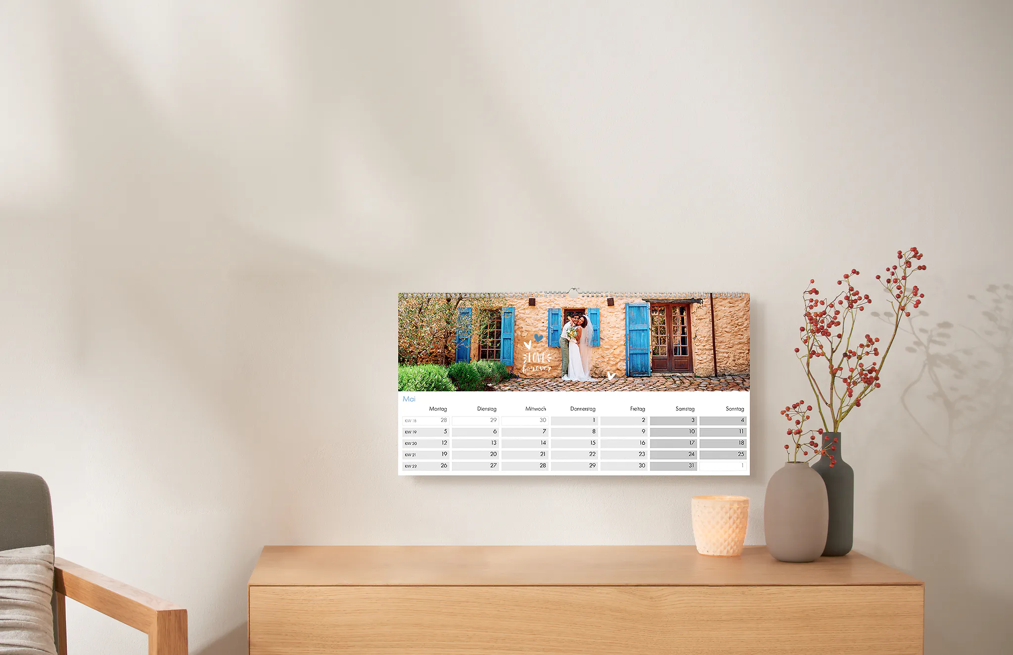 En vægkalender i panorama format