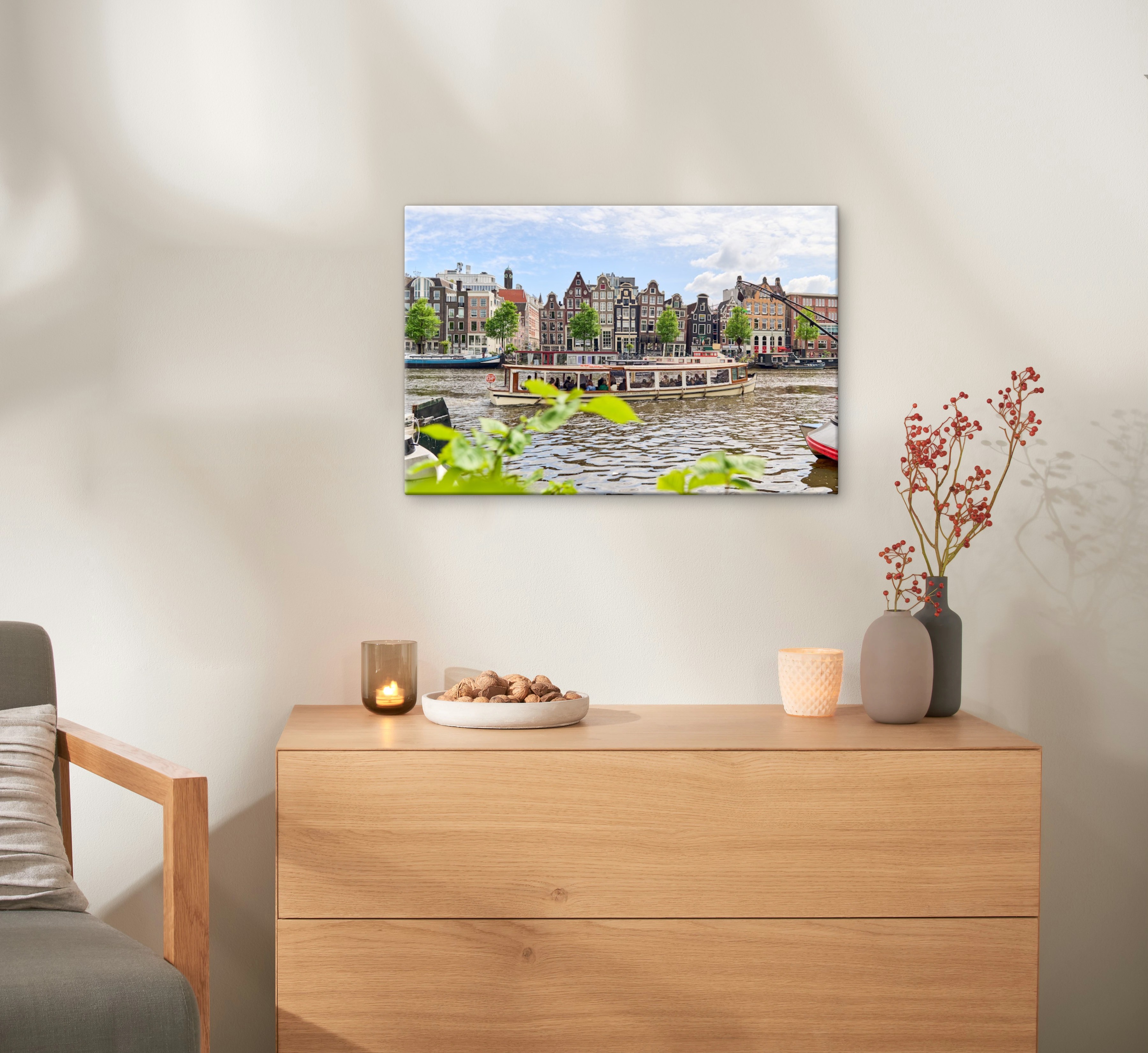 Eine Fotoleinwand im Format 60x40 cm hängt an einer Wand und zeigt ein Bild ein