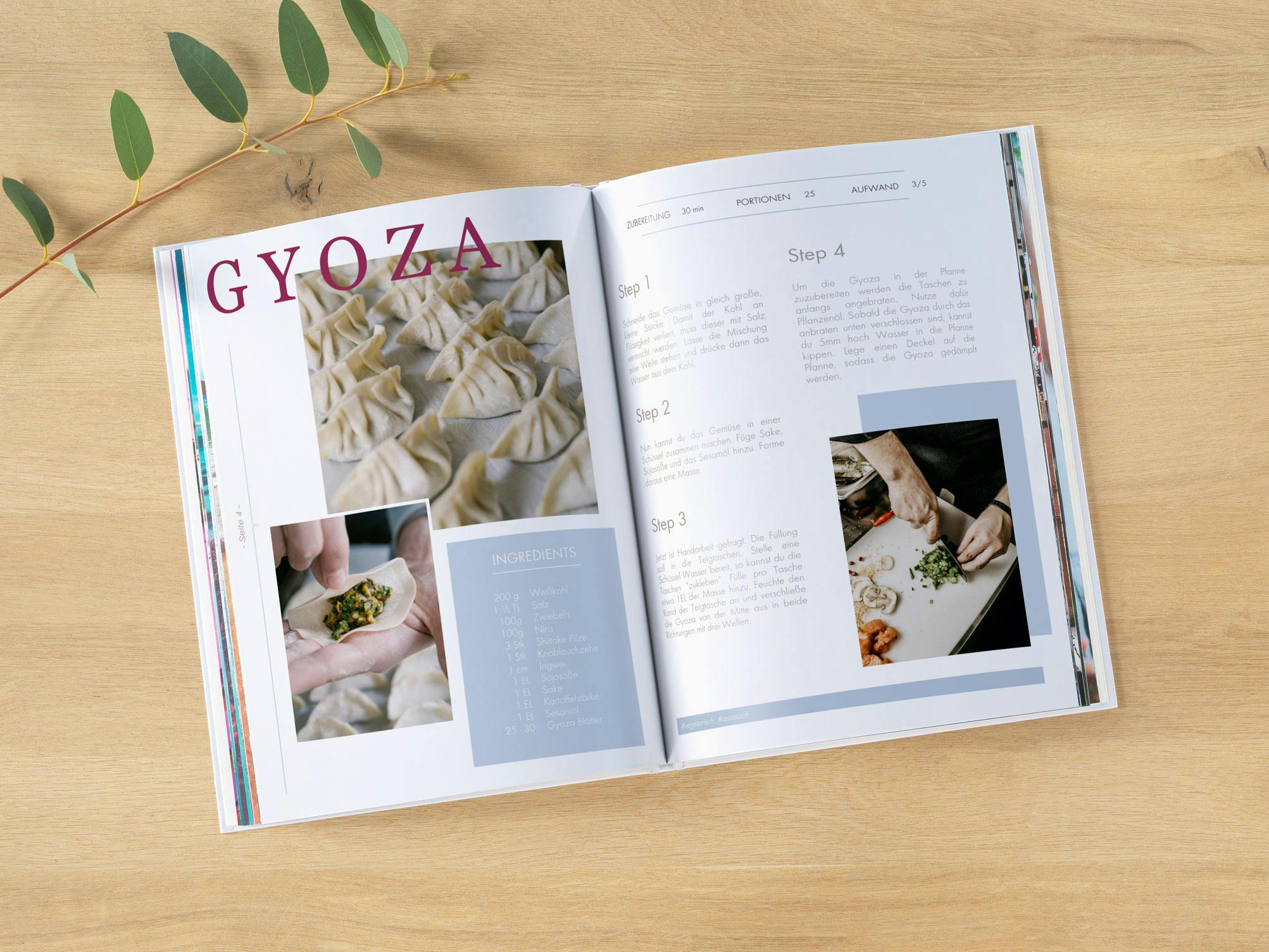 Aufgeschlagenes Kochbuch mit dem Rezept und Fotos von Gyoza
