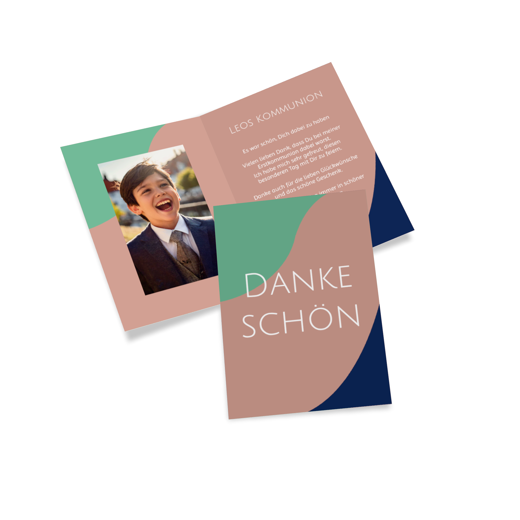 Dankeskarte zur Kommunion in drei Farben mit dem Bild eines Jungens auf der Vorderseite.