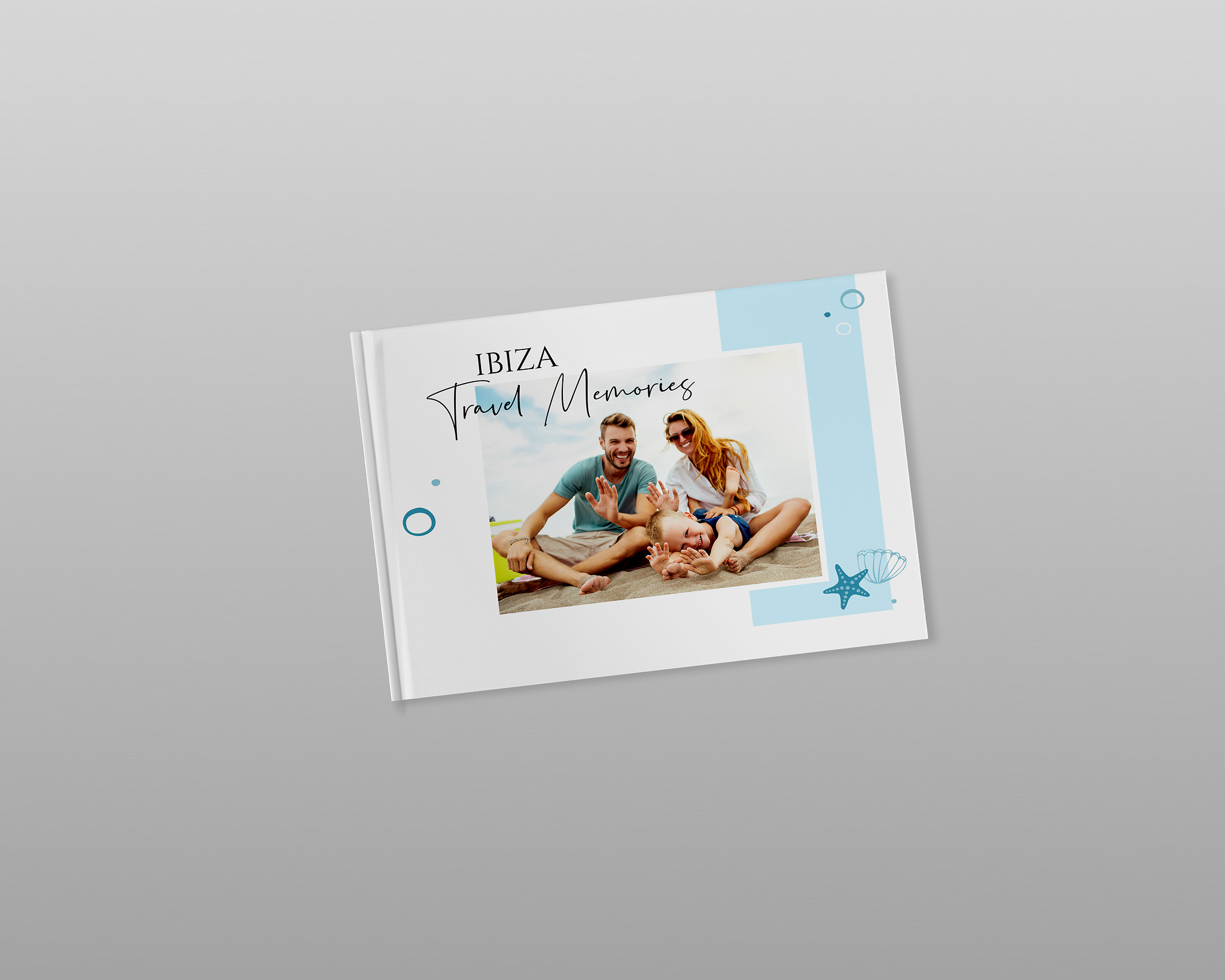 Vorlage für ein Reisefotobuch von einem Strandurlaub mit einem Familienbild auf dem Cover.