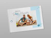 Fotobuch-Vorlage für Strandferien Vorlage für ein Reisefotobuch von Strandferien mit einem Familienbild auf dem Cover.