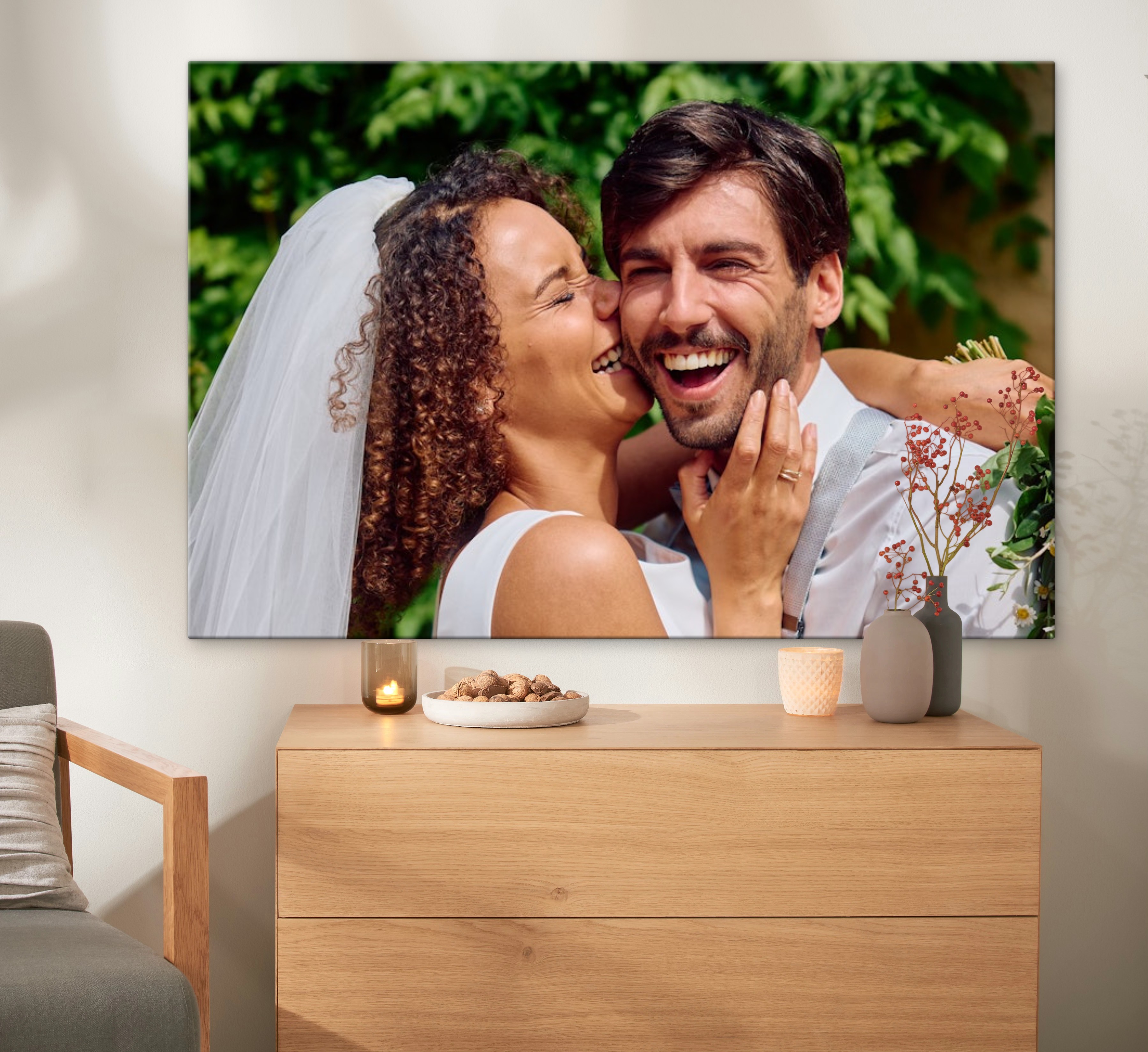 Fotoleinwand mit einem Hochzeitsfoto hängt an einer Wand