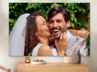 Lienzo fotográfico de Pixum con foto de boda Un lienzo con una foto de boda colgado en la pared