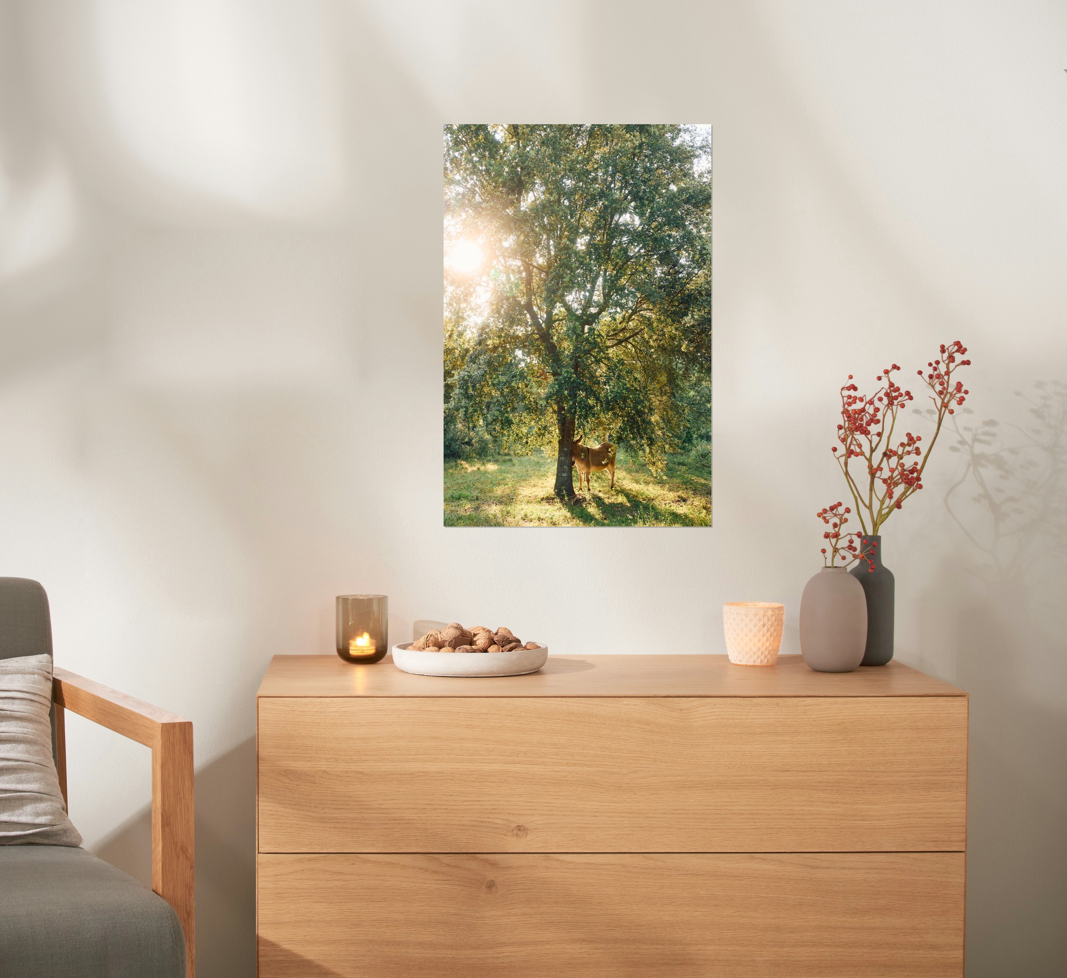 Ein Fotoposter mit einem Landschaftsmotiv hängt an einer Wand