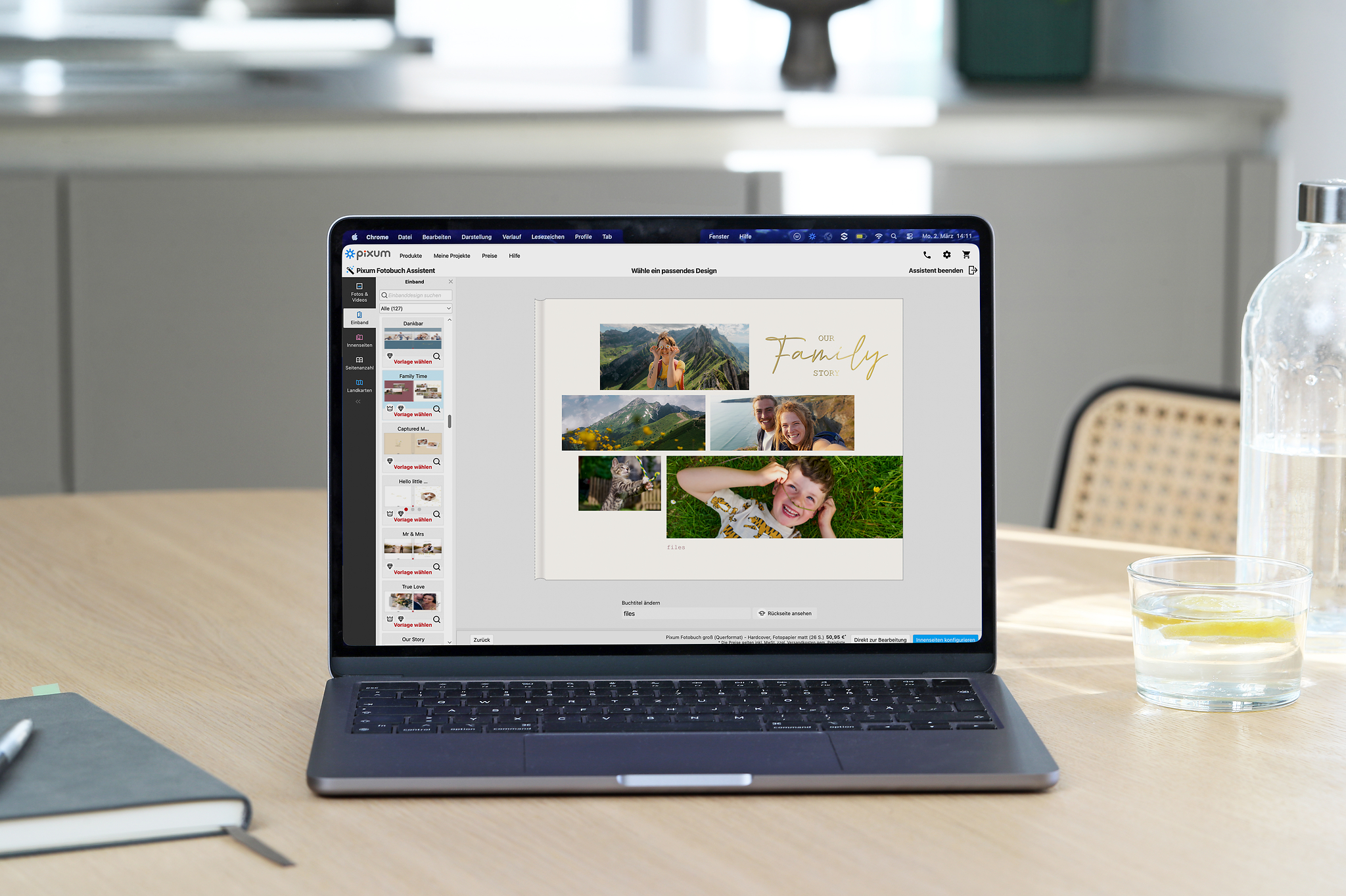 Laptop mit der Pixum Fotowelt Software, auf dem ein Pixum Fotobuch Cover mit verschiedenen Fotos gezeigt wird