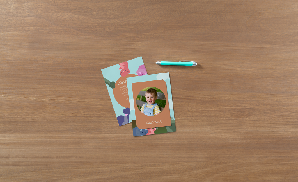 Eine Karte mit Einsteckfoto als Geburtstagseinladung liegend auf einem Tisch