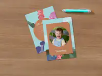 Karte mit Einsteckfoto als Geburtstagseinladung Eine Karte mit Einsteckfoto als Geburtstagseinladung liegend auf einem Tisch