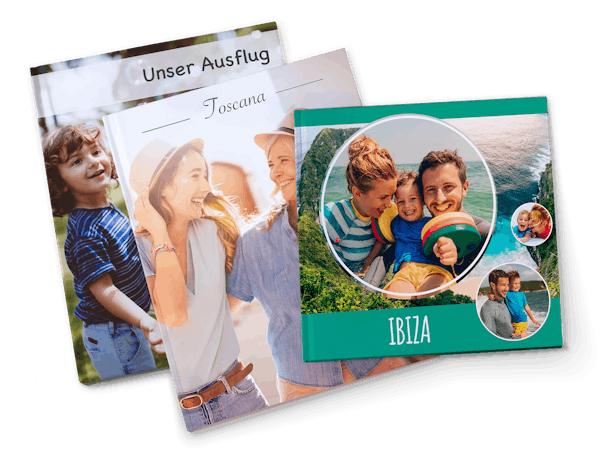 Drei Pixum Fotobücher in unterschiedlichen Formaten mit sommerlichen Motiven auf den Covern