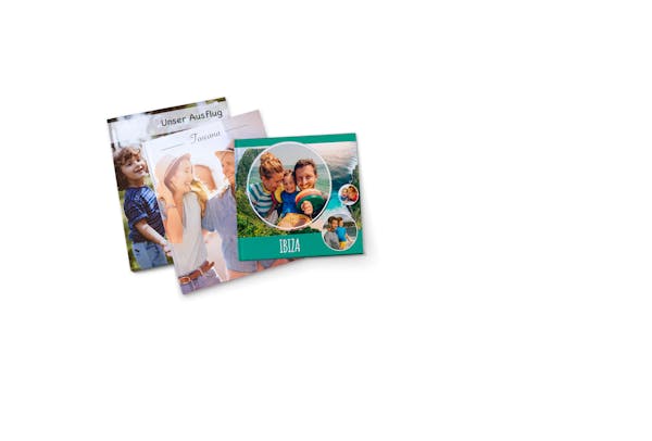 Drei Pixum Fotobücher in unterschiedlichen Formaten mit sommerlichen Motiven auf den Covern