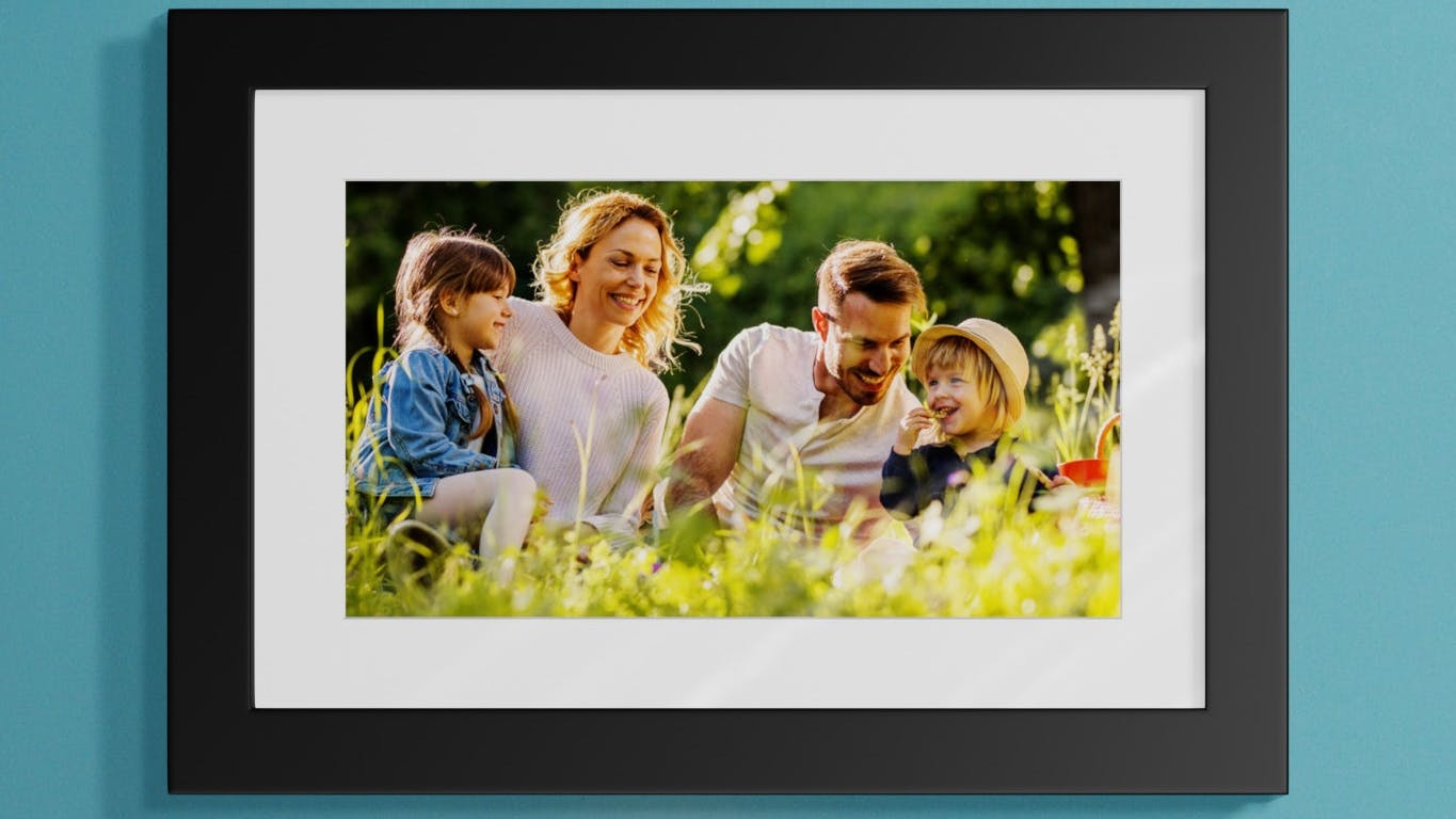 Photo printanière d'une famille dans un cadre noir accroché à un mur 