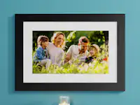 Voorjaarsfoto met zwarte fotolijst aan een slaapkamer muur Voorjaarsfoto met zwarte fotolijst aan een slaapkamer muur