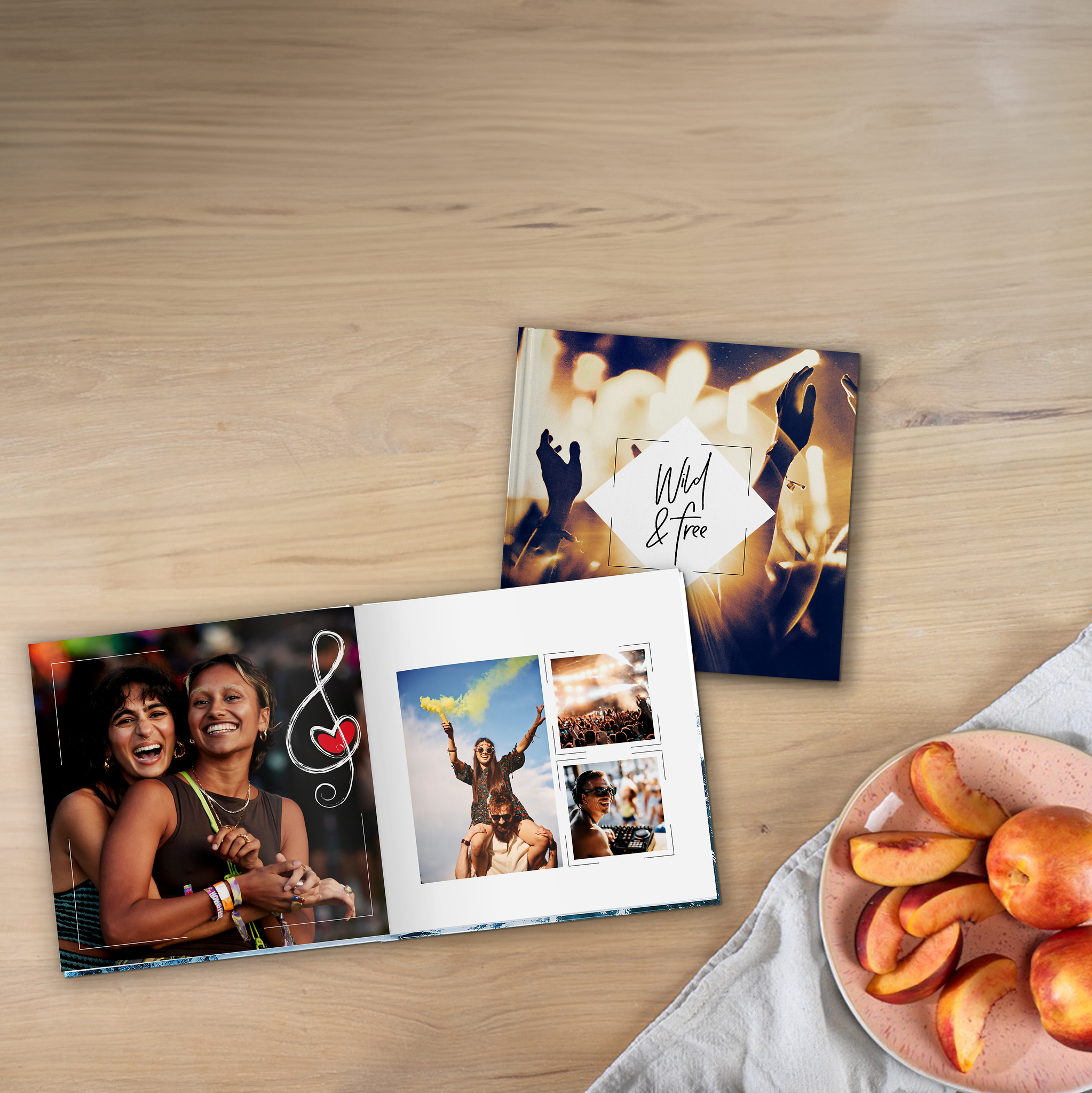 Twee vierkante fotoboeken liggen op elkaar. In de fotoboeken staan instagramfoto's van vriendinnen op een festival.