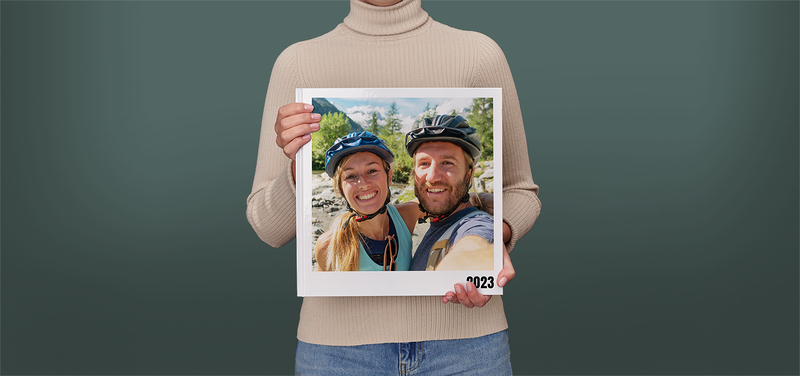 Pixum Fotobuch XL im quadratischen Format mit dem Selfie von Mountainbikern auf dem Cover