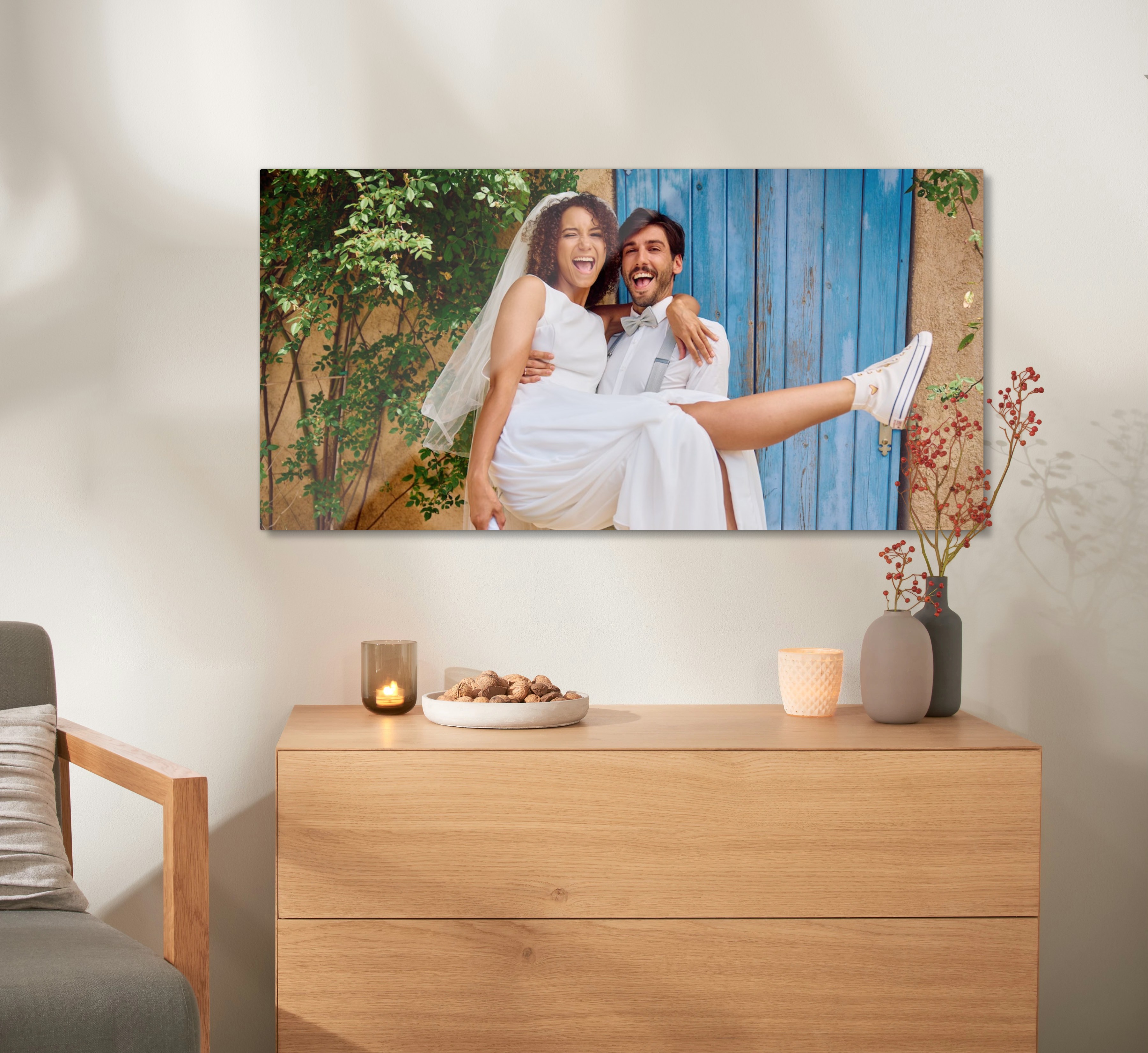 Pixum Galleryprint met een huwelijksfoto hangt aan de muur boven een kast.