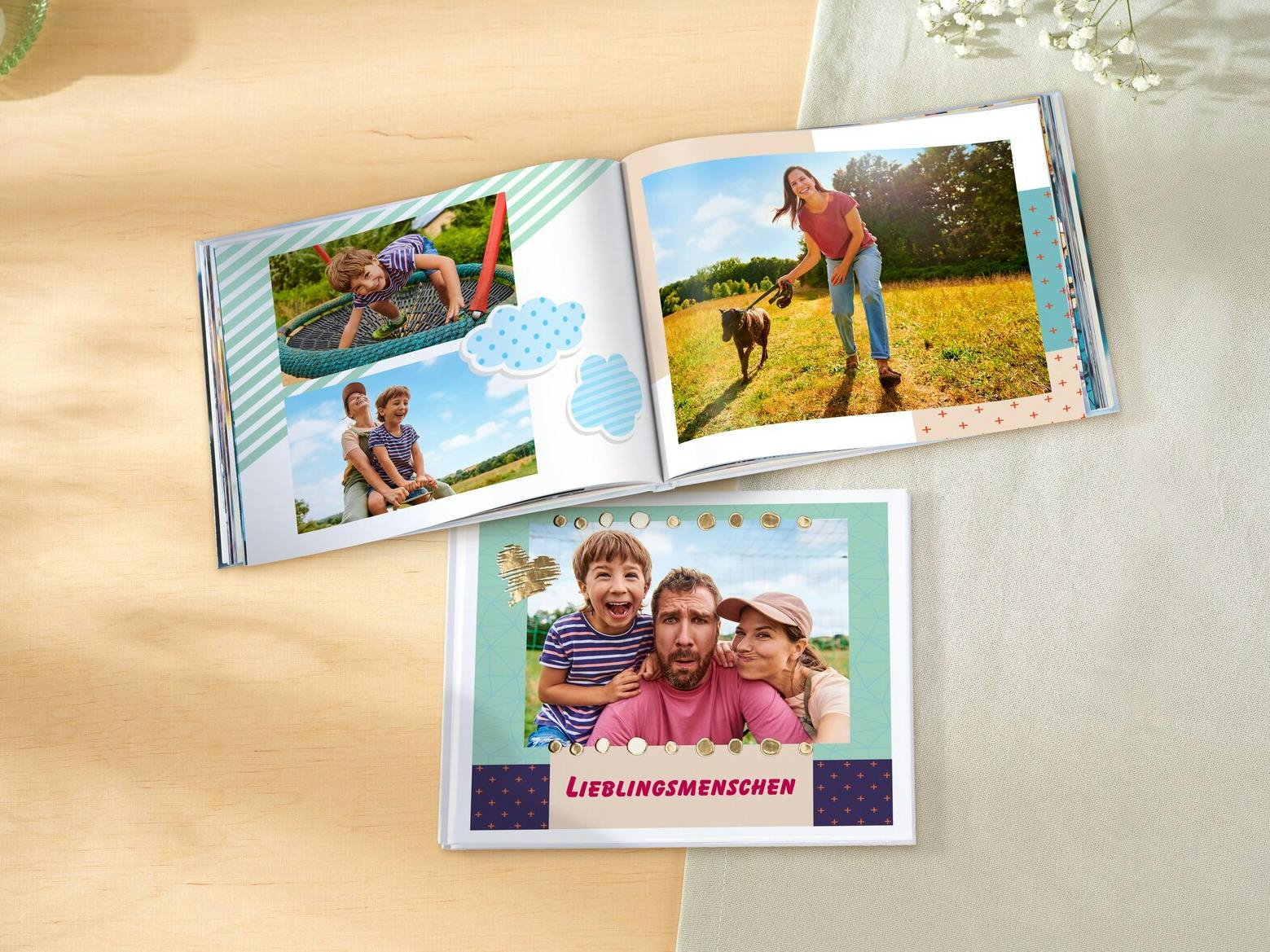Pixum Fotobuch in quer mit buntem Design und Familienmotiv