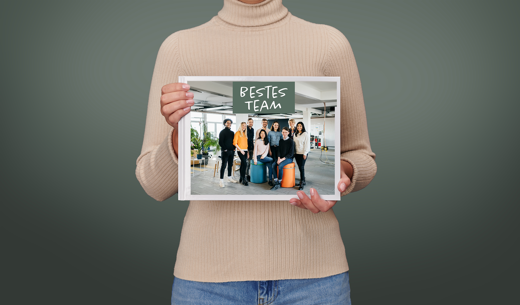 Eine Frau hält ein Pixum Fotobuch im Querformat mit Bildern zum Abschied einer Arbeitskollegin. Auf dem Cover steht "Bestes Team".